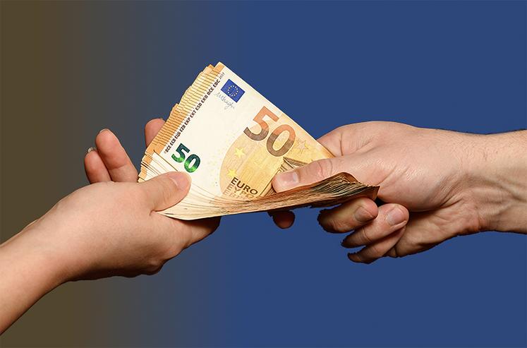 Au-delà de 1 500 €, vous devez déclarer le montant du prêt au fisc en remplissant un imprimé spécifique n°2062.