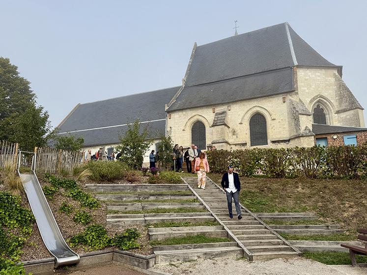 La commune de Querrieu a entre autres rénové ce square. La friche est désormais un amphithéâtre végétal idéal comme spot de photographie  ou l’animation de spectacles. 