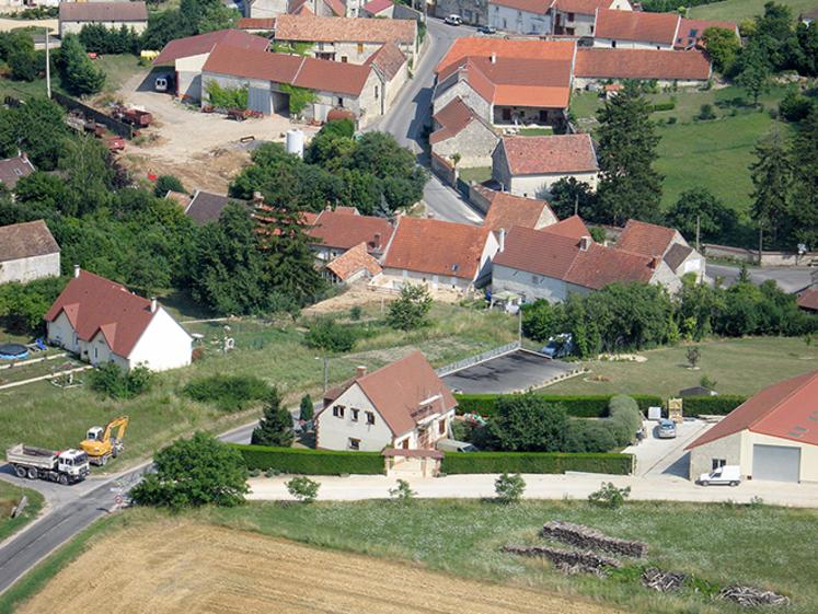 Vieillissement de la population, départ des jeunes diplômés et difficultés de recrutement : les territoires ruraux font face  à des défis démographiques et économiques croissants, tandis que les grandes métropoles concentrent les emplois qualifiés  et les activités de recherche.