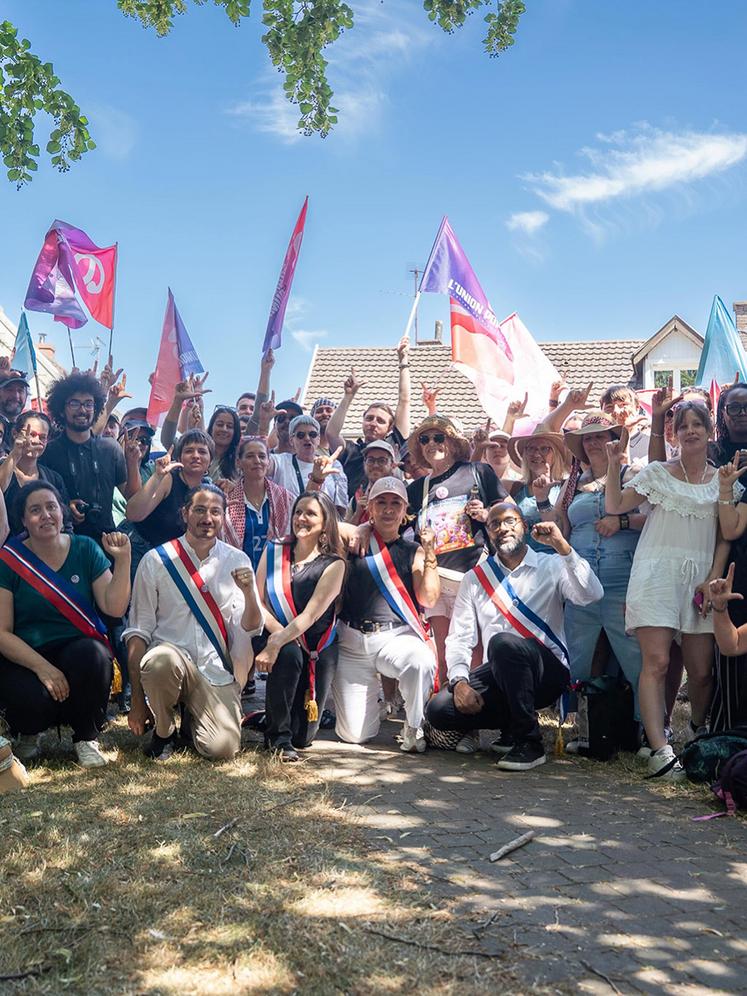 La députée de la Somme Zahia Hamdane, au milieu d’autres élus Insoumis et militants opposés à la réalisation du Canal Seine-Nord Europe, le 11 juillet dernier, dans le Nord. 