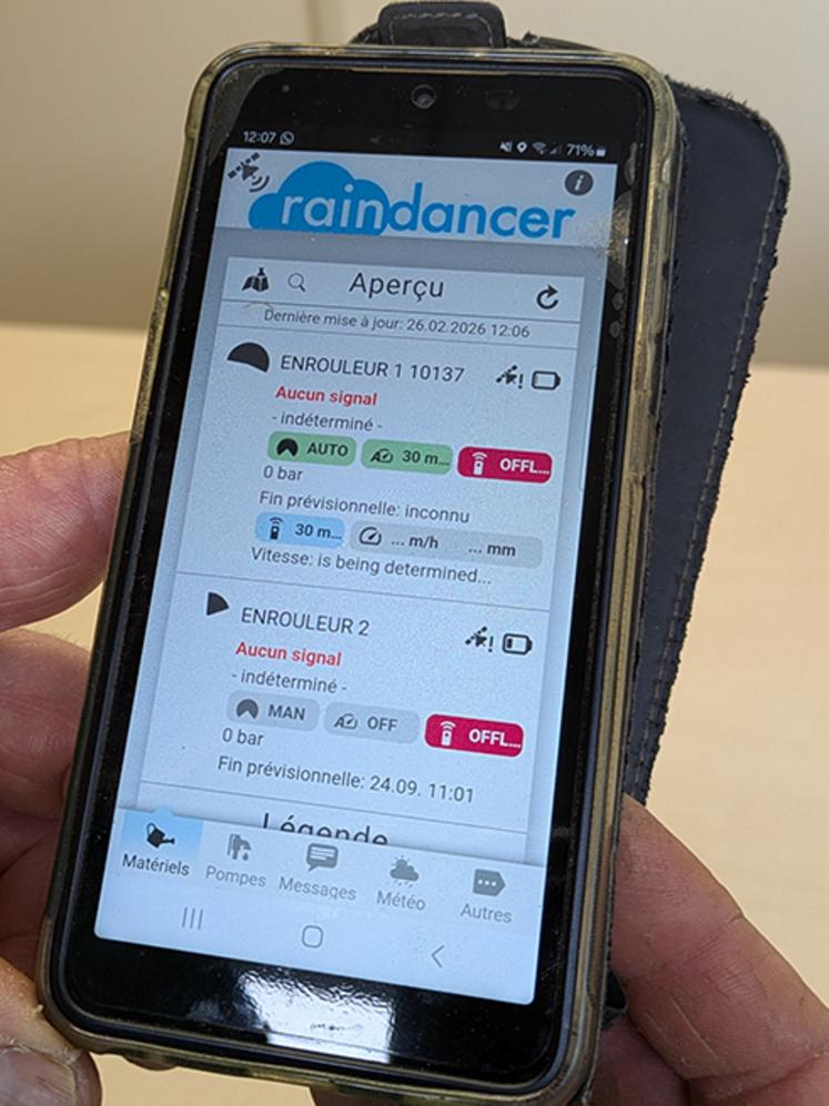 Les agriculteurs pilotent leurs canons  et enrouleurs depuis l’application  mobile Raindancer sur leur smartphone.