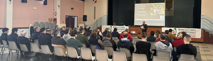 La matinée, animée par les conseillers bovins lait et viande de la Chambre d’agriculture, s’est poursuivie par l’intervention de M. Lefever, juriste à la FDSEA 80, consacrée à l’optimisation fiscale.  L’après-midi, les participants ont pu prolonger les échanges lors de visites d’exploitations.
