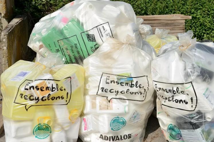 Adivalor organise des collectes de déchets agricoles chez les organismes stockeurs. 