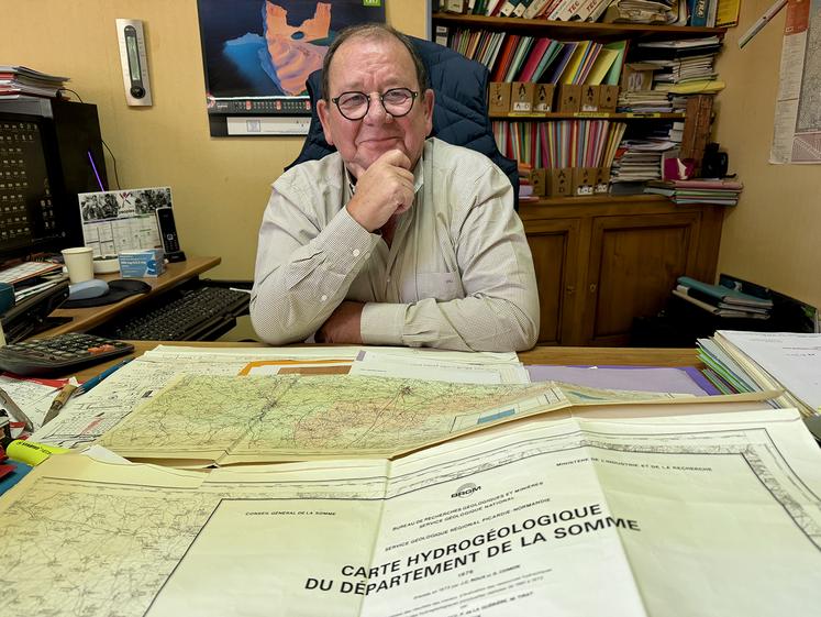 Pour définir la zone dans laquelle il peut forer, Michel Boniface se réfère à sa bible : la carte hydrogéologique  du BRGM (Bureau de recherches géologiques et minières). 