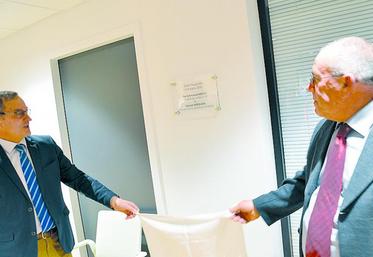 Emmanuel Hyest, président de la FNSafer, et Sylvain Verluys, président de la Safer Picardie dévoilent la plaque d’inauguration des nouveaux locaux.