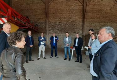 Les députés Jean-Claude Leclabart et Stéphane Demilly, les conseillers régionaux Patricia Poupart et Jean-Michel Serres ou encore le président du Département de la Somme, Laurent Somon ont répondu à l'invitation de la CGB80 ; une rencontre à laquelle étaient associés des représentants des coopératives sucrières, de la Chambre départementale d'agriculture et de l'ITB.