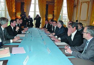 Le Premier ministre Manuel Valls, aux côtés de Stéphane Le Foll et Emmanuel Macron, reçoit les principaux représentants de la distribution.