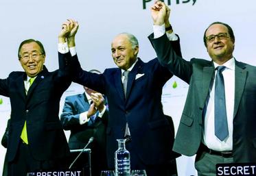 Cérémonie de clôture de la Cop 21. De droite à gauche : François Hollande, président de la République française ; Laurent Fabius, président de la Cop 21, ministre français des Affaires étrangères ; Ban Ki-moon, secrétaire général de l’Onu.