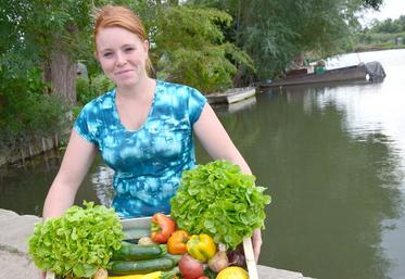 Chaque jour, Perrine propose aux clients qui ont commandé sur son site Facebook, «Mon Panier Nature» ses paniers, sur le parking de Camon, rue Roger Allou.