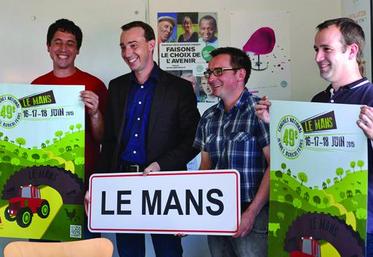 Thomas Diemer, président de JA, (deuxième en partant de la gauche) et les responsables JA présentent leur congrès au Mans.