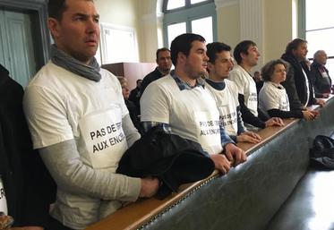 La délégation portait le message clair dans la salle d’audience durant la vente.