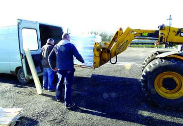 Livraison du sucre aux apiculteurs.