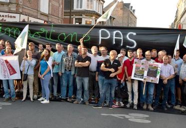 Une bonne centaine d’agriculteurs se sont retrouvés devant la rue de la République pour dénoncer le projet d’accord 
de l’Union européenne avec le Mercosur.