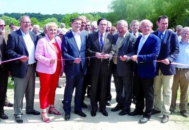 Le préfet Jean François Cordet, Claude Gewec président de la région Picardie, Christian Manable président du Conseil général de la Somme, Edouard-Alain Bidault, président de la Fondation pour la protection des habitats de la faune sauvage et Yves Butel, président de la Fédération des chasseurs, ont inauguré le 13 juin le site ornithologique de Grand-Laviers.