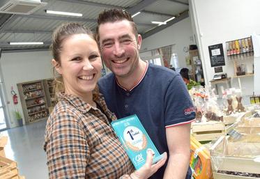 Julie et Guillaume ont ouvert Locavrac, leur magasin de vente en vrac, le 16 janvier 2018. Un an plus tard, 10 000 clients ont pris leur carte de fidélité.
