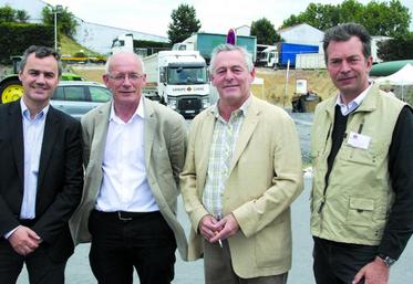 Emmanuel Fremy, qui prendra en charge la direction commerciale du groupe Carré à partir de septembre 2015, Johann Loobuyck, directeur général, Frédéric Carré, président, et Philippe Leclercq, nouveau responsable du département «développement».