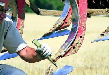 Sur le déchaumeur à dents, le système Knock-On de Kverneland permet de passer rapidement d’une configuration travail superficiel (socs à patte d’oie) à une version travail profond (socs étroits).