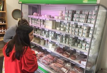 Les agriculteurs qui vendent en direct s’adaptent à la situation. À la FermOgoût, les amplitudes horaires du magasin sont allongées pour éviter la foule.