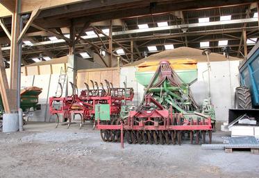 Le décès d’un associé dans une société civile n’entraîne pas de dissolution, ni d’arrêt du résultat fiscal. 