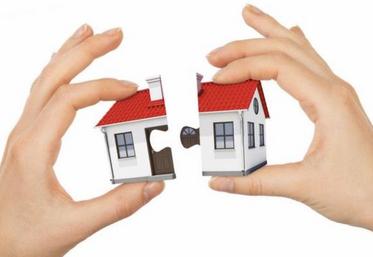 Dans le cadre d’un démembrement, la propriété est séparée en deux parties distinctes : l’usufruit que détient l’usufruitier et la nue-propriété par le nu-propriétaire.