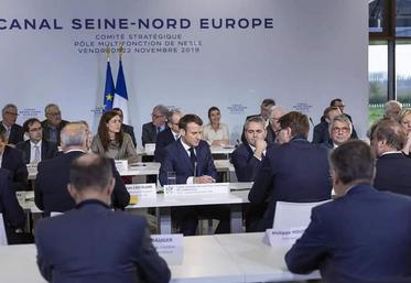 En participant à la première réunion du comité stratégique du Canal Seine-Nord, à Nesle le 23 novembre, Emmanuel Macron a engagé l'Etat dans la réalisation de ce projet à hauteur d'1,1 milliard d'euros.