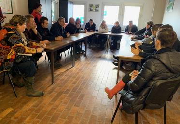 Marie-Sophie Lesne a écouté les doléances des agriculteurs touchés par les inondations. 