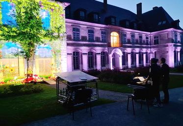 Les illuminations retracent l’histoire du lieu, de sa fondation par les Comtes de Ponthieu au XIIe siècle jusqu’à l’accueil des enfants aujourd’hui. 