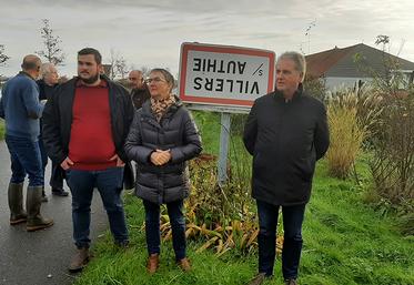 En plaçant les panneaux à l'envers, les agriculteurs alertent l'opinion publique : «on marche sur la tête».