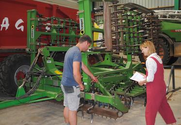 Corentin Leclercq, salarié à la SCEA du Royon à Famechon et Anne Hotte, de la chambre d’agriculture font le point sur les compétences encore à acquérir.