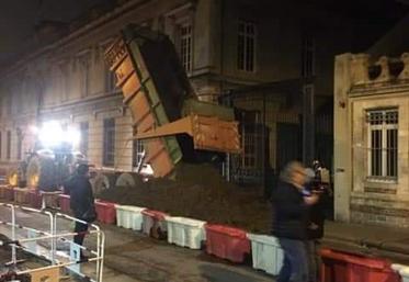 Déversement de colère et de terre devant la préfecture d'Amiens contre la décision du gouvernement sur la mise en place des ZNT.