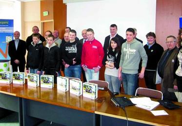 Distribution des kits en présence des responsables de Groupama, du Paraclet et des enseignants.