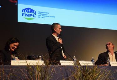 De gauche à droite : Marie-Thérèse Bonneau, première vice-présidente, Thierry Roquefeuil, président, André Bonnard, secrétaire général, à l’assemblée générale de la FNPL, à Vannes (Morbihan), le 14 mars dernier.