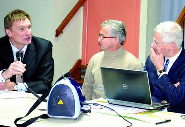 Une réunion a été organisée à Villers-Carbonnel (80) pour répondre aux interrogations des producteurs venus des quatre coins de Picardie et des régions avoisinantes. Sur la photo de gauche à droite : Me Malle, Jean-Michel Damay, président de la section pommes de terre de la Fdsea 80, et Martin Mascré, directeur de l'Unpt.