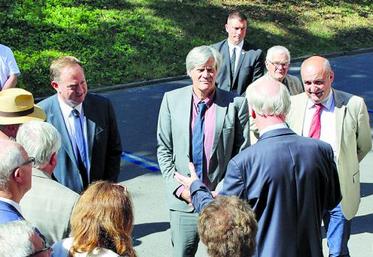 Accueil du ministre de l’Agriculture par le président de l’Institut Charles Quentin, Frédéric Altazin, et son directeur, Hervé Flichy, en présence du préfet, et de Jean-Luc Poulain, président de la Chambre d’agriculture de l’Oise, et de plusieurs partenaires des programmes pédagogiques, dont Denis, Harlé d’Ophove, président du Centre régional de la propriété forestière.