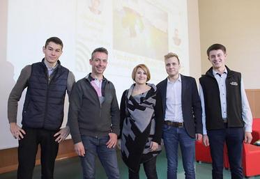 Simon Lecointe, Quentin Feugray et Thomas Griffin sont tous les trois étudiants en BTS ACSE au Lycée agricole 
du Paraclet. Ils ont accueilli fin de semaine dernière Nadège Lanier et Thierry Bailliet pour une matinée d’échange 
sur la communication faite par les agriculteurs.