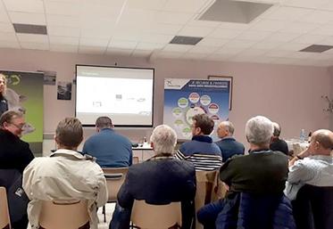 La première réunion d’information d’évolution sur la gamme de taureaux reproducteurs charolais issus du schéma 
de sélection Charolais Univers a réuni une dizaine de participants à Mareuil-Caubert.
