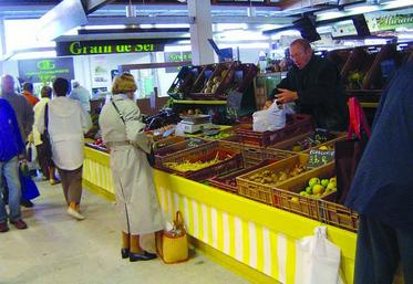 Mickaël Thorel, maraîcher à Vironchaux, commercialise principalement ses légumes sur les marchés.
