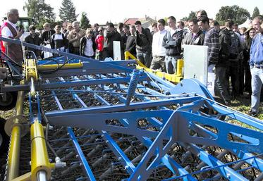 Explication des intérêts de la herse étrille par Alain Tournier de la chambre d’agriculture de l’Aisne.