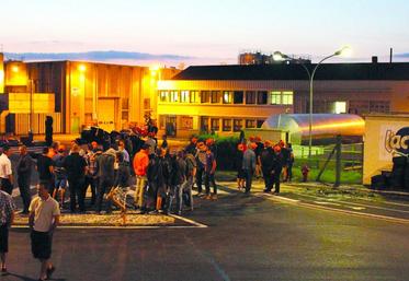 Ils étaient un peu plus d’une cinquantaine de l’Oise et de la Somme à s’être réunis devant le rond-point desservant le site Lactalis de Clermont.