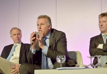 De g. à dr. : Jérôme Fourdinier, président du conseil de section de Sainte-Emilie, Olivier de Bohan, président de Cristal Union, et Alain Commissaire, son directeur général.