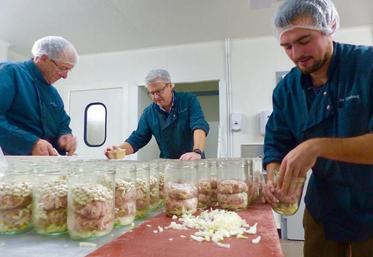 Frédéric Farand (au centre) : «Il faudra 3h de travail avant la cuisson, pour la fabrication de ces cent cinquante pots, car tout est fait à la main.» 