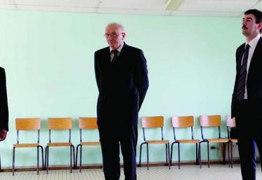 Bernard Cannesson entouré (de g. à dr.) par Gabriel Dessaivre, président de l’association départementale du Mérite agricole, Bertrand Hernu, président du groupe Advitam, et Daniel Roguet, président la chambre d’agriculture de la Somme.