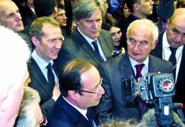 C’est sur les stands en rapport avec l’élevage bovin viande que le président de la République a été le plus attendu et le plus suivi. Ici, il s’entretient avec Pierre Chevalier, président de la FNB, sur le stand Interbev. Au second plan Guillaume Garot (à gauche), ministre de l’Agroalimentaire, et Stéphane Le Foll, ministre de l’Agriculture.