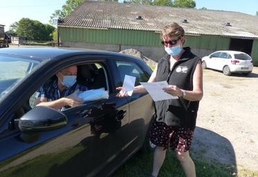 La FDSEA a remis 25 000 masques et 2 000 litres de solution, dans trois points de la Somme : à Abbeville, à Amiens et à Belloy-en-Santerre.