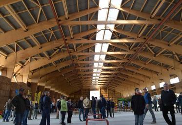 Ce bâtiment, construit en bois de hêtre, a une superficie de 5 000 m3 et peut stocker jusqu’à 35 000 m3 de copeaux de miscanthus.