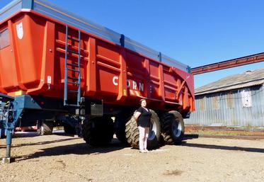 Marie-France Corne est désormais gérante de l’entreprise familiale. Dix personnes y travaillent, pour la construction, la réparation et l’entretien des bennes, épandeurs à fumier et plateaux.
