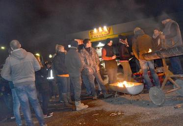 Mercredi 10 février dans la nuit : devant la centrale d’achats de Simply, route de Poulainville, ils sont une bonne soixantaine à bloquer toute sortie ou entrée de camion. Les trois quarts sont de jeunes agriculteurs. Il en est de même sur les autres sites.