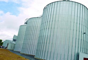 Le nouveau centre de Gueschart, avec ses cinq silos, pouvant réceptionner 22 000 tonnes de céréales.