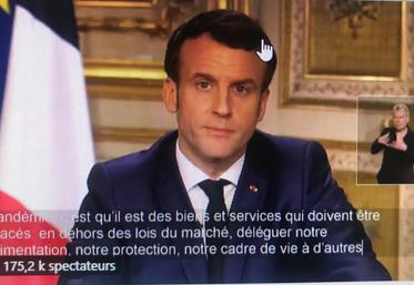 «Déléguer notre alimentation, notre protection, notre capacité à soigner, notre cadre de vie au fond, à d'autres est une folie, a lancé le chef de l'Etat.