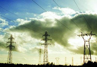 Les agriculteurs ne doivent pas manoeuvrer sous les lignes avec des engins de grande hauteur.